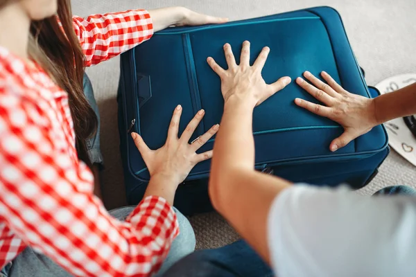 Homem Mulher Fazendo Suas Malas Para Férias Taxas Conceito Viagem — Fotografia de Stock