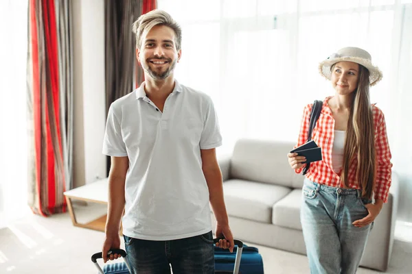 Young Couple Suitcases Went Journey Woman Holding Tickets — Stock Photo, Image