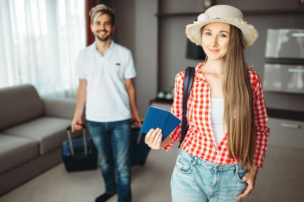 若いカップルとスーツケースは旅に出た 女性開催チケット — ストック写真