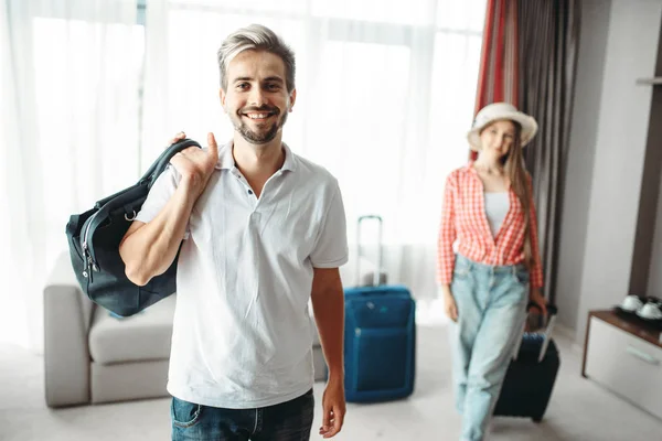 Junge Männer Und Frauen Mit Koffern Machten Sich Auf Den — Stockfoto