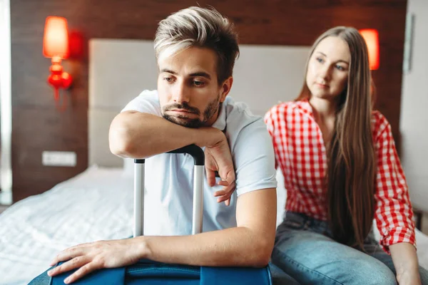 Müdes Paar Sitzt Auf Dem Bett Mit Koffer Für Den — Stockfoto