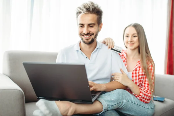 Couple Looks Laptop Screen Fees Vacation Concept Luggage Preparation Travelling — Stock Photo, Image