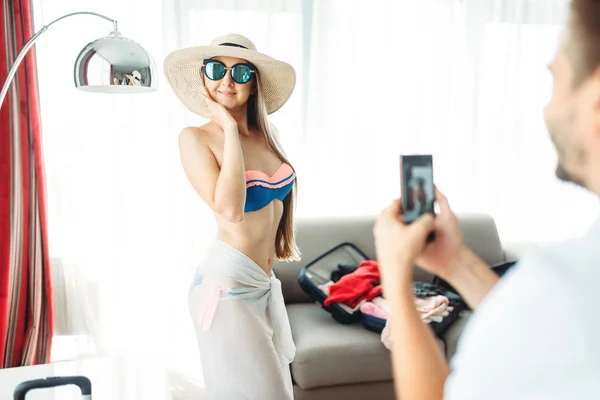 年轻的妻子穿着泳装 旅行费用的概念 暑假准备 — 图库照片