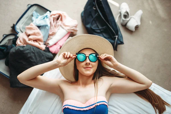 Jonge Vrouw Ligt Zwembroek Zonnebril Bovenaanzicht Opende Koffer Met Kleren — Stockfoto