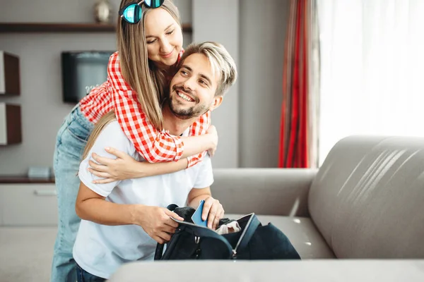 Par Förbereder Sin Väska Och Pass För Semester Avgifter Resa — Stockfoto