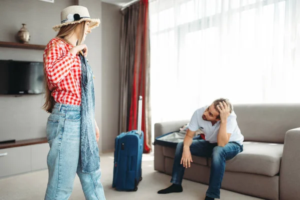 Esposa Escolhe Que Vestido Tomar Uma Viagem Contra Marido Cansado — Fotografia de Stock