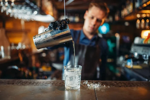 Cantinero Masculino Delantal Vierte Una Bebida Vaso Barman Mostrador Del —  Fotos de Stock