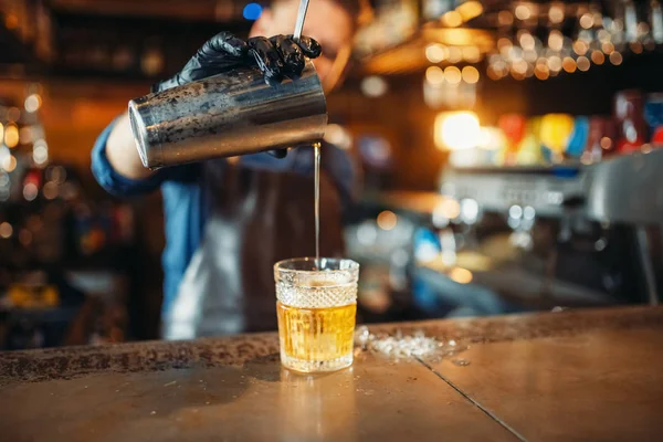 Barman Masculino Avental Derrama Uma Bebida Através Uma Peneira Copo — Fotografia de Stock