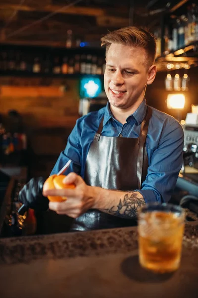 Barman Masculino Avental Descascando Laranja Balcão Bar Preparação Bebidas Alcoólicas — Fotografia de Stock