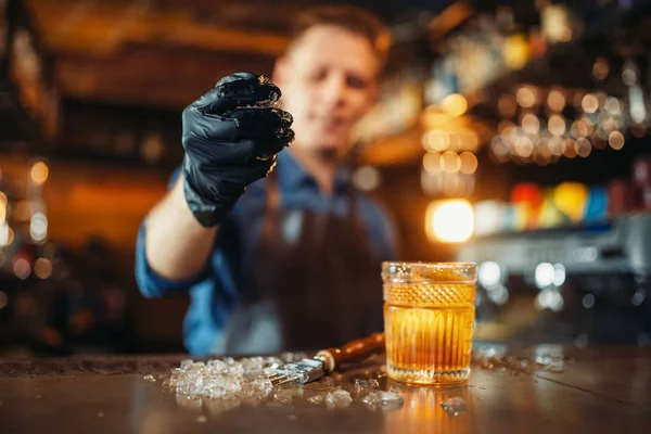 Barman Masculino Avental Trabalha Com Gelo Balcão Bar Preparação Bebidas — Fotografia de Stock