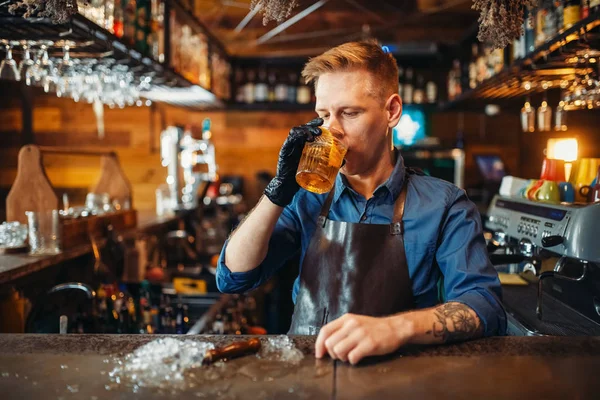 Bartender Pria Apron Mencicipi Minuman Bar Counter Pekerjaan Barman Mixologist — Stok Foto