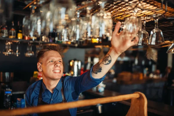 Homme Barman Dans Tablier Prend Verre Propre Comptoir Bar Profession — Photo