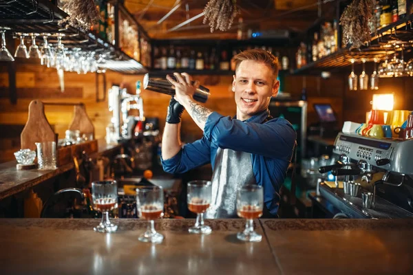 Férfi Csapos Kötény Működik Shaker Bárban Számláló Alkohol Italok Készítése — Stock Fotó
