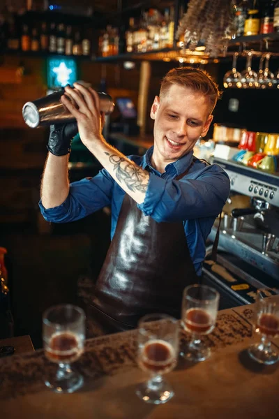 Barman Masculin Dans Tablier Travaille Avec Shaker Comptoir Bar Préparation — Photo