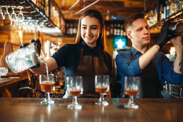 Homem Mulher Barman Balcão Bar Preparação Bebidas Alcoólicas Dois Barmans — Fotografia de Stock