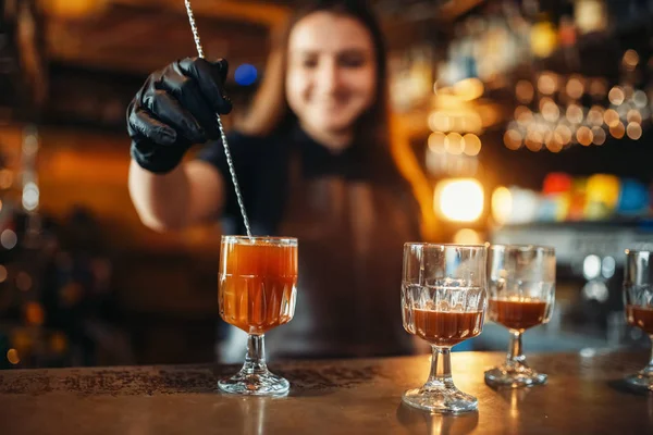 Θηλυκό Μπάρμαν Κάνοντας Κοκτέιλ Στο Μπαρ Του Μετρητή Προετοιμασία Ποτά — Φωτογραφία Αρχείου