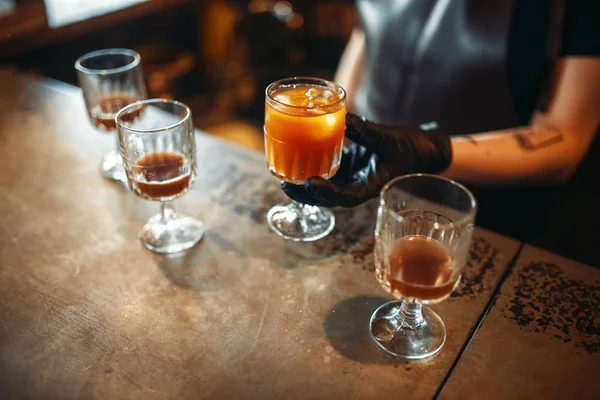 Vrouwelijke Bartender Houdt Een Glas Met Coctail Bar Teller Alcohol — Stockfoto