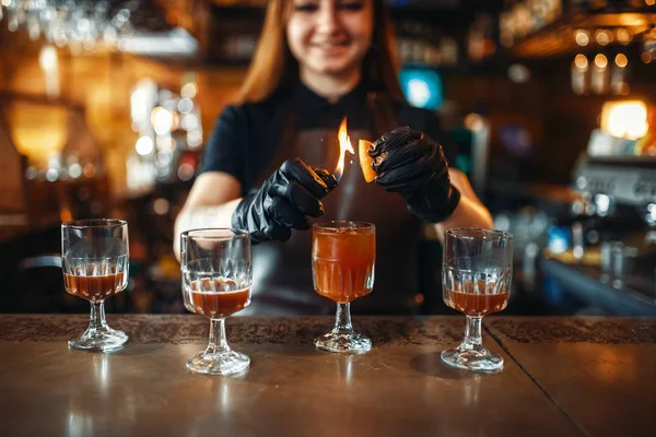 Kadın Barmen Kokteyl Ateş Kullanımı Ile Yapım Alkol Içki Hazırlama — Stok fotoğraf
