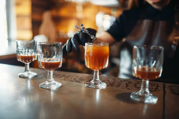 Empregada Feminina Prepara Coquetel Alcoólico Preparação Bebidas Alcoólicas Barman Trabalha — Fotografia de Stock