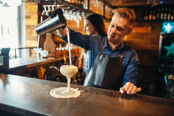 Male Barman Pouring Drink Shaker Bar Counter Alcoholic Coctail Preparation — Stock Photo, Image