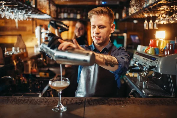 Αρσενικό Μπάρμαν Ρίχνει Ποτό Από Σέικερ Στο Μπαρ Του Μετρητή — Φωτογραφία Αρχείου