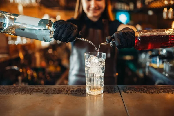 Vrouw Barman Mengen Alcoholische Coctail Alcohol Drinken Voorbereiding Vrouwelijke Barman — Stockfoto