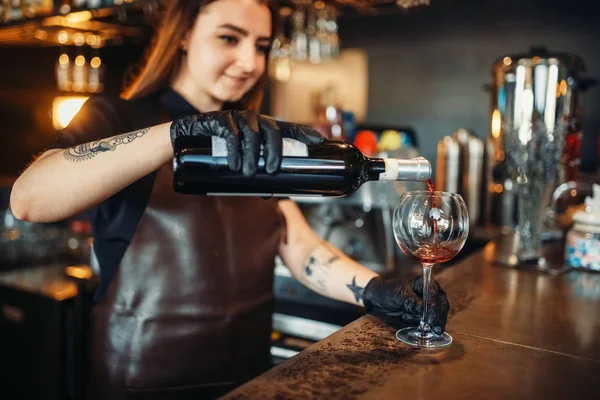 女酒保把红酒倒入玻璃杯中 女酒保在酒吧柜台工作 酒吧老板职业 — 图库照片
