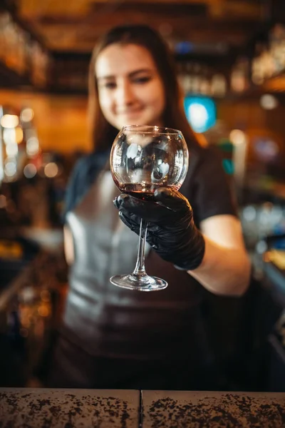 Barman Femelle Dans Tablier Tient Verre Vin Comptoir Bar — Photo