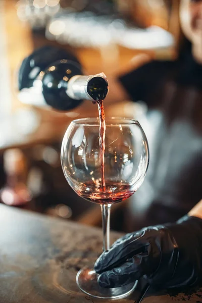 Vrouwelijke Barman Handen Handschoenen Giet Rode Wijn Een Glas Vrouw — Stockfoto