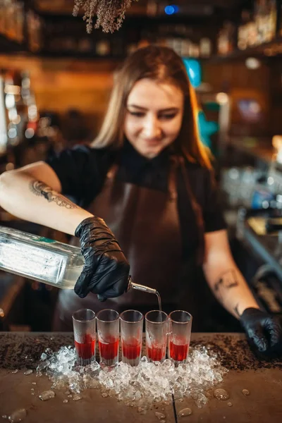 Eldiven Kadın Barmen Içecek Bir Bardak Dökülen Barda Karıştırma Kadın — Stok fotoğraf