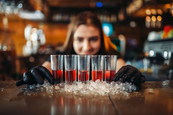 Eldiven Kadın Barmen Içecekler Buz Üzerinde Koyar Barda Karıştırma Kadın — Stok fotoğraf