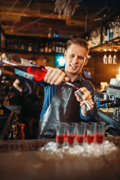 Bartender Pria Celemek Menyiapkan Koktail Beralkohol Gelas Berdiri Atas Bartender — Stok Foto