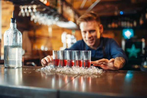 Barman Masculino Avental Prepara Quatro Bebidas Uns Copos Barman Balcão — Fotografia de Stock
