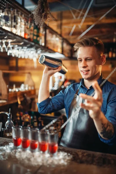 Male Barman Prepares Alcoholic Coctail Glasses Standing Ice Bartender Shaker — Stock Photo, Image