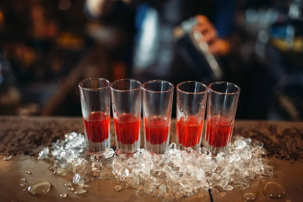 Κόκκινο Ποτά Ένα Ποτήρια Και Πάγο Γραμμή Μετρητή Closeup Κανείς — Φωτογραφία Αρχείου