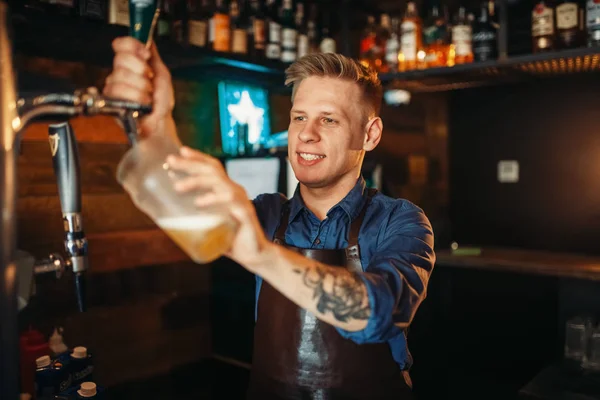 Bartender Pria Menuangkan Bir Meja Bar Pekerjaan Barkeeper Bartending — Stok Foto