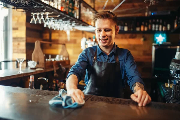 Hombre Barman Delantal Limpia Mostrador Bar Trabajo Camarero Camarero Pone — Foto de Stock