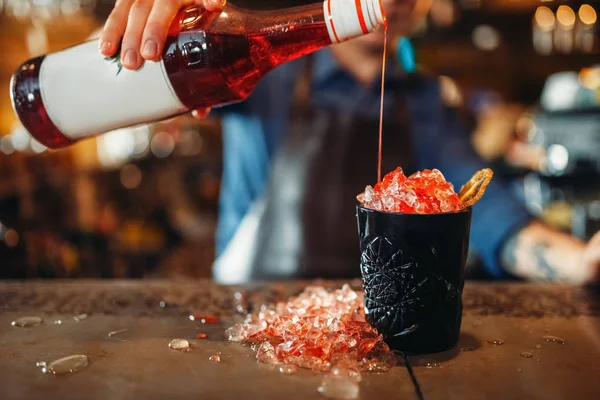 Hombre Barman Vierte Bebida Roja Vaso Negro Lleno Hielo Ocupación —  Fotos de Stock