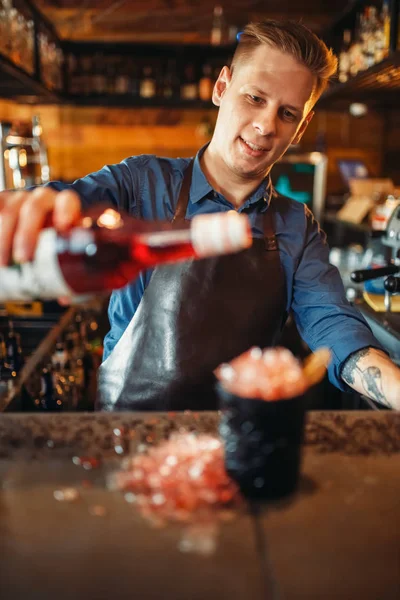 Male Barman Pours Red Beverage Black Glass Full Ice Barkeeper — Stock Photo, Image