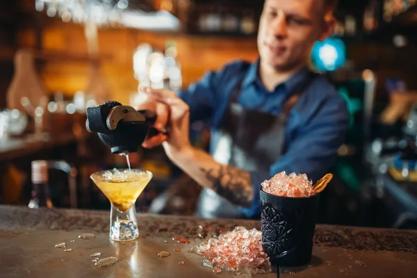 Male Barman Squeezes Lemon Glass Full Ice Barkeeper Occupation Bartender — Stock Photo, Image