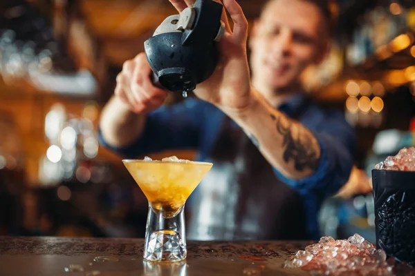 Male Barman Squeezes Lemon Glass Full Ice Barkeeper Occupation Bartender — Stock Photo, Image