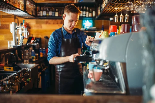Der Männliche Barkeeper Bereitet Getränke Der Theke Beruf Barkeeper Barmann — Stockfoto
