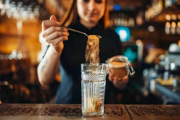 Kadın Barmen Barda Karıştırma Sayaç Pub Kadın Barmen Içecek Hazırlar — Stok fotoğraf