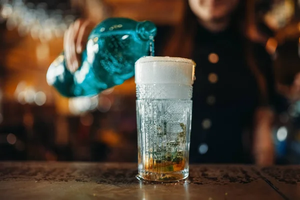 Barman Femminile Versa Acqua Aerata Bicchiere Una Barista Che Mischia — Foto Stock