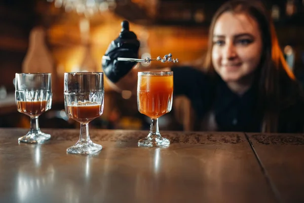 Θηλυκό Μπάρμαν Προετοιμάζει Αλκοολούχα Κοκτέιλ Προετοιμασία Ποτά Αλκοόλ Μπάρμαν Που — Φωτογραφία Αρχείου