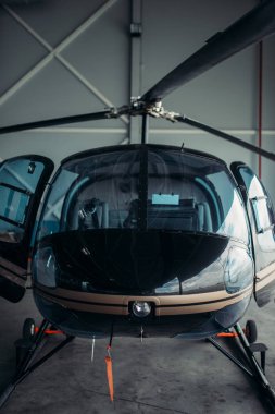 Hangarda, küçük helikopter kimse. Özel havayolu helikopter. Helikopter uçuş öncesi muayene