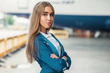 Çekici hostes Havaalanı binasının karşı tek tip teşkil etmektedir. Hostes terminal yakınındaki takım elbiseli. Uçuş görevlisi meslek