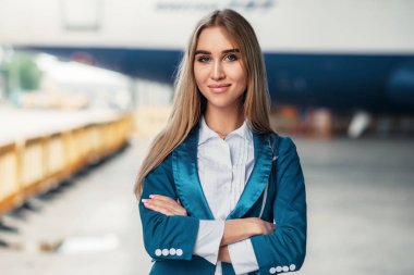 Çekici hostes Havaalanı binasının karşı tek tip teşkil etmektedir. Hostes terminal yakınındaki takım elbiseli. Uçuş görevlisi meslek