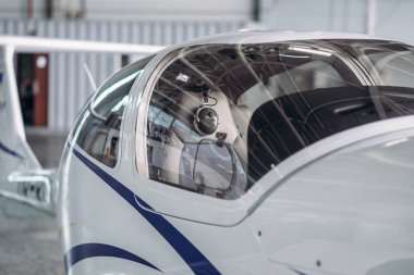 Küçük Pervaneli uçak hangarda, uçuş öncesi muayene uçakta. Özel havayolu, hava ulaşımı, turboprop uçak önden görünüm