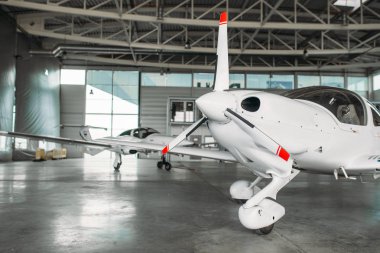 Küçük özel turbo Pervaneli uçak hangarda, uçuş öncesi muayene uçakta. Hava ulaşım, turboprop uçağa önden görünüm